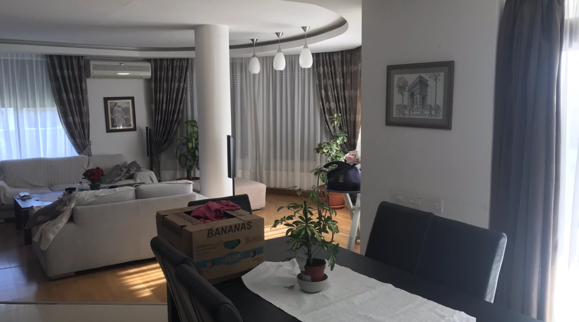 Oferta De vanzare casa, 4 camere, 250 mp, Popas Pacurari,  complex Soleia imagine 1