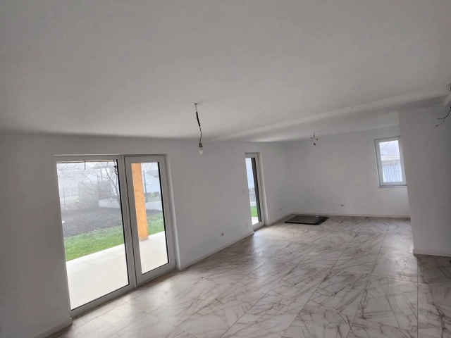 Apartament 4 camere - Uricani