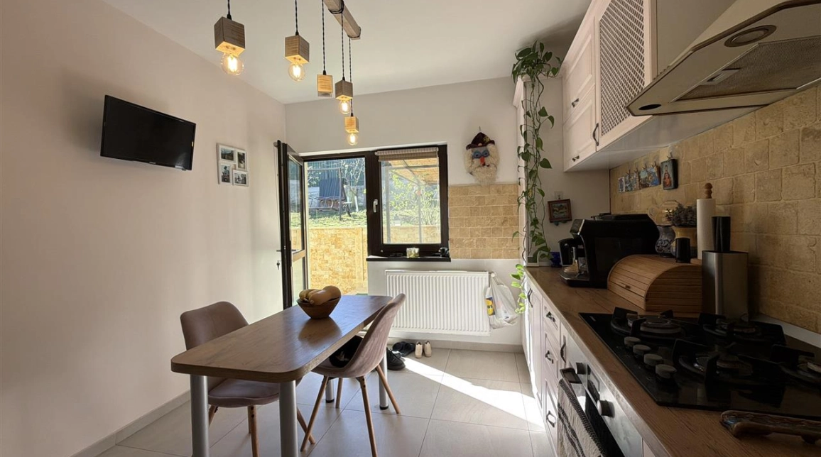 Oferta 3 camere, 94 mp, de vanzare casa in zona Tomesti,  inainte de biserica imagine 5