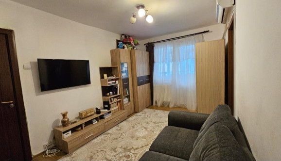 Alexandru cel Bun apartament  50 mp , 3 camere,  nedecomandat , de vanzare,  (Piata Voievozilor)