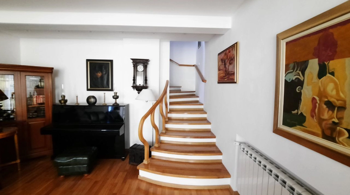 Oferta Stefan cel mare casa 300 mp, 6 camere, de vanzare,  Club Sportiv Ceahlaul / Palatul Copiilor imagine 3