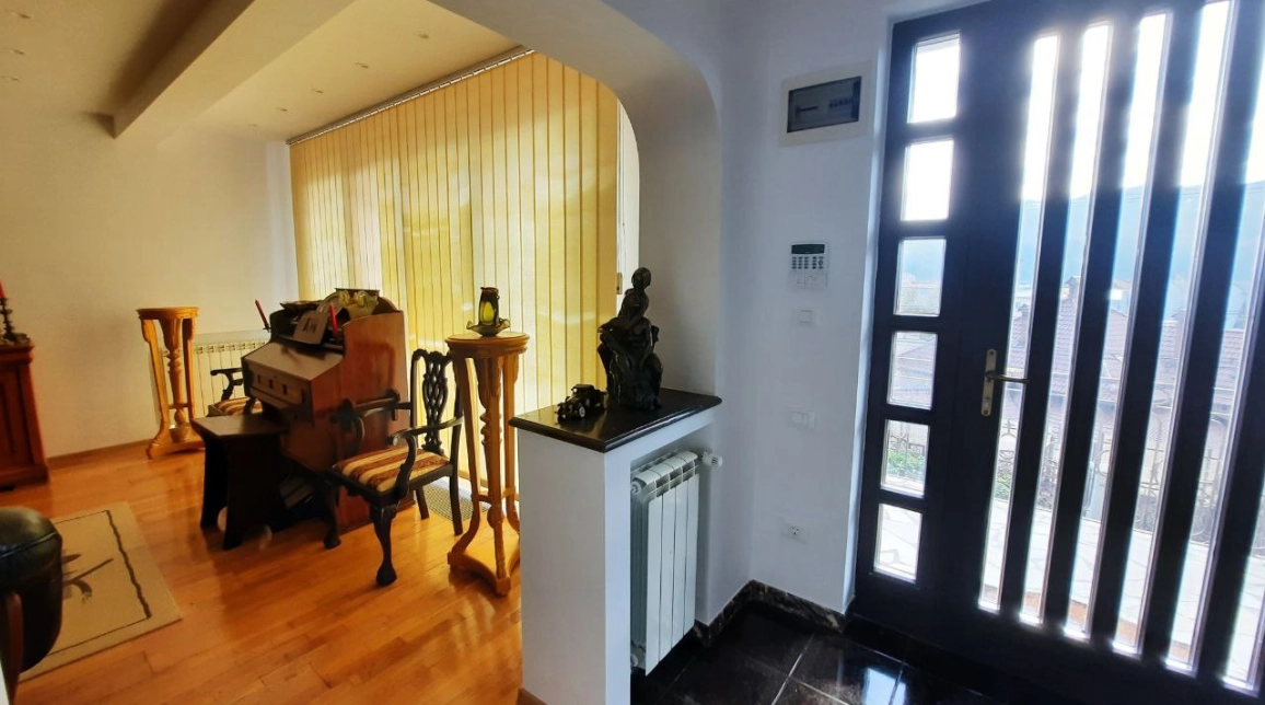 Oferta Stefan cel mare casa 300 mp, 6 camere, de vanzare,  Club Sportiv Ceahlaul / Palatul Copiilor imagine 2