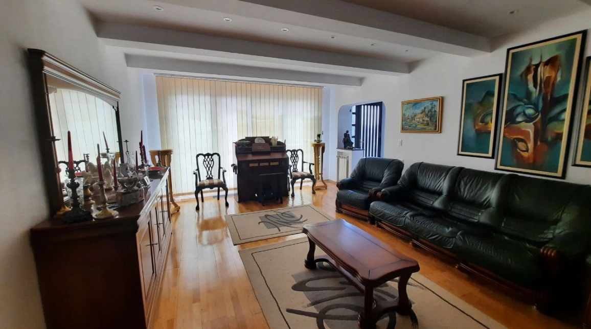 Oferta Stefan cel mare casa 300 mp, 6 camere, de vanzare,  Club Sportiv Ceahlaul / Palatul Copiilor imagine 1