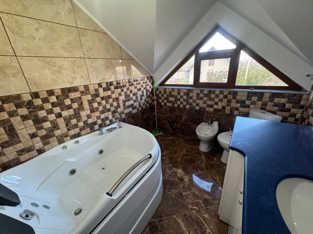 Apartament 4 camere - Tomesti