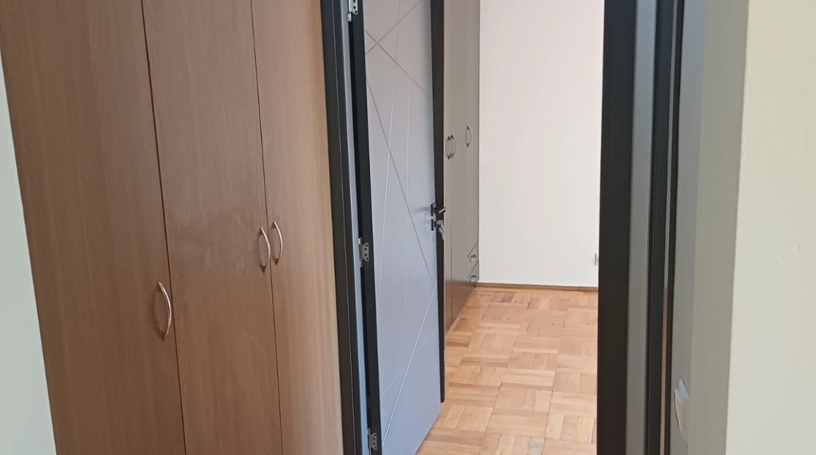 Oferta Titan apartament 60 mp, 3 camere, semidecomandat, de vanzare,  Piata Minis imagine 1