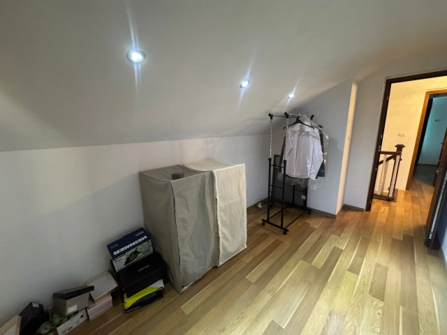 Apartament 4 camere - Tomesti