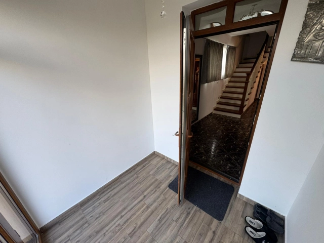 Apartament 4 camere - Tomesti