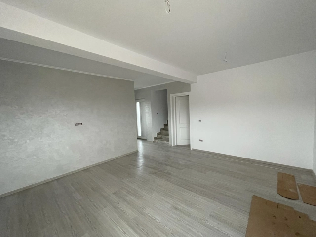 Apartament 4 camere - Rediu