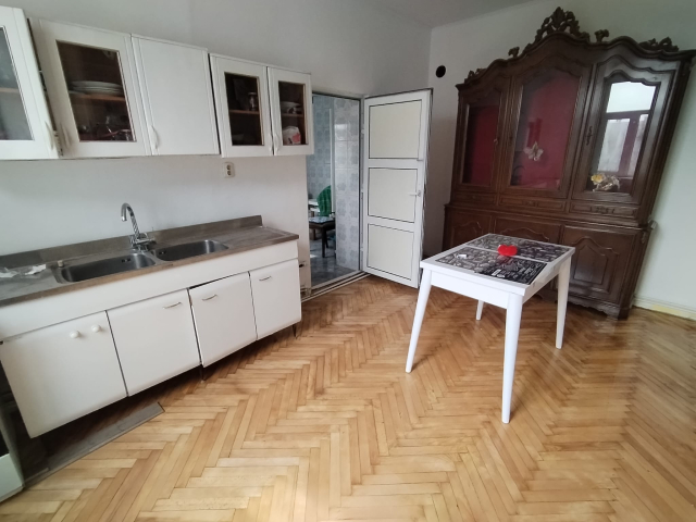 Apartament, 3 camere  semidecomandat,  90 mp, Central, de vanzare,  (in spate la facultatea de medicina) 163181