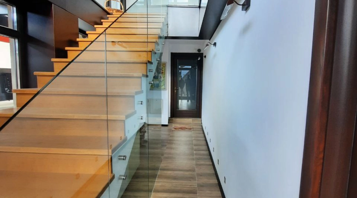 Oferta Stefan cel mare casa 300 mp, 6 camere, de vanzare,  Club Sportiv Ceahlaul / Palatul Copiilor imagine 5