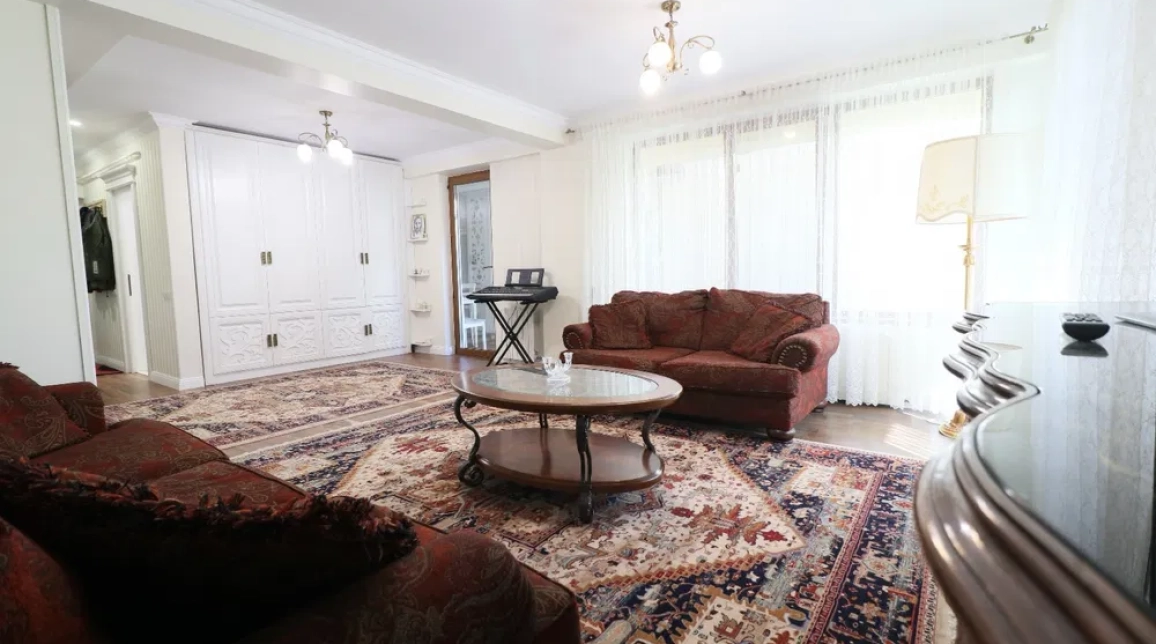 Apartament de inchiriat, 3 camere, decomandat, 120 mp, Centru, Palas, Cod 162045 — fotografia 1